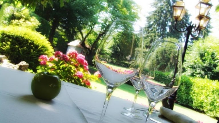 A table en terrasse du Restaurant Chavant  Bresson