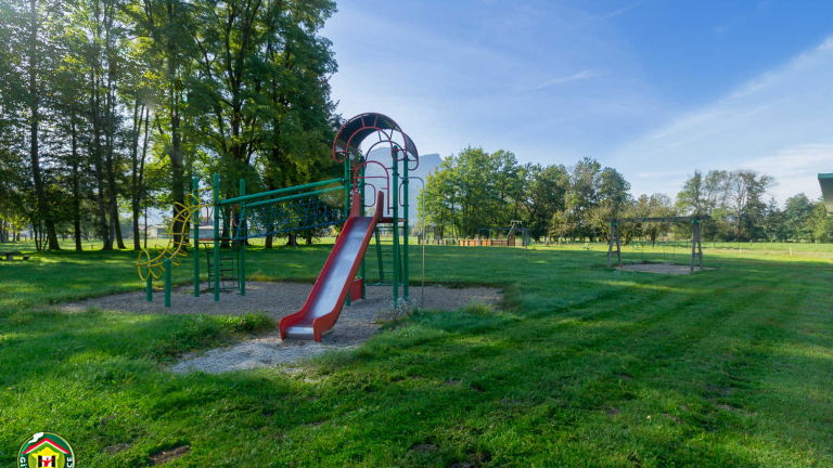 Le paradis pour les enfants : grand parc & nombreux jeux  disposition