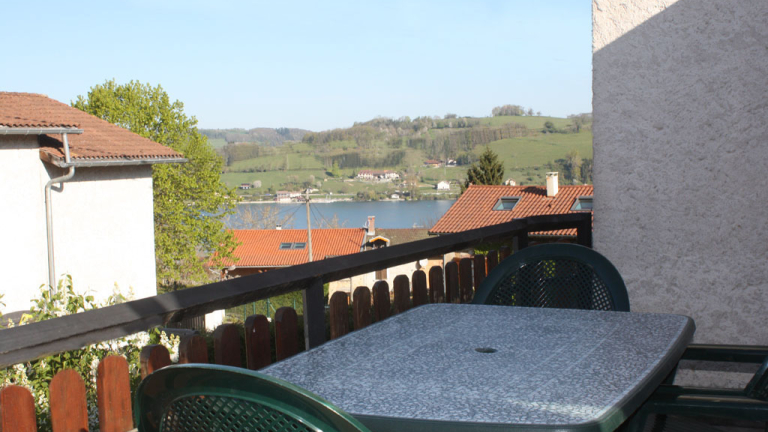 Terrasse du gite avec  vue sur le lac