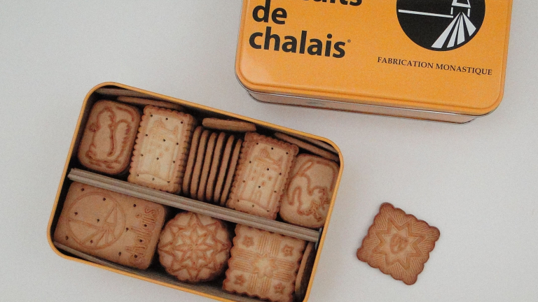 Assortiments de biscuits de Chalais dans leur boite