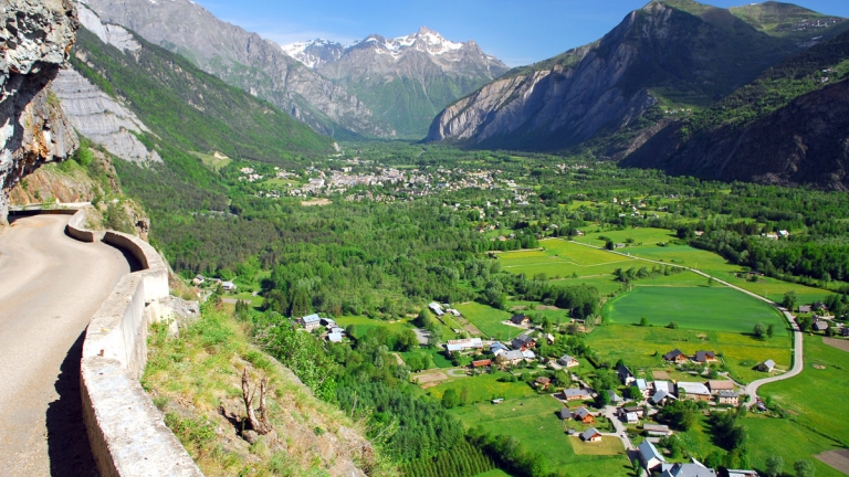 La route de Villard Notre Dame et sa vue imprennable sur la plaine de Bourg d'Oisans