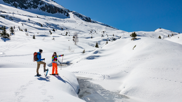 Un couple profite du beau temps pour randonner sur le Plateau des Lacs  Oz-en-Oisans