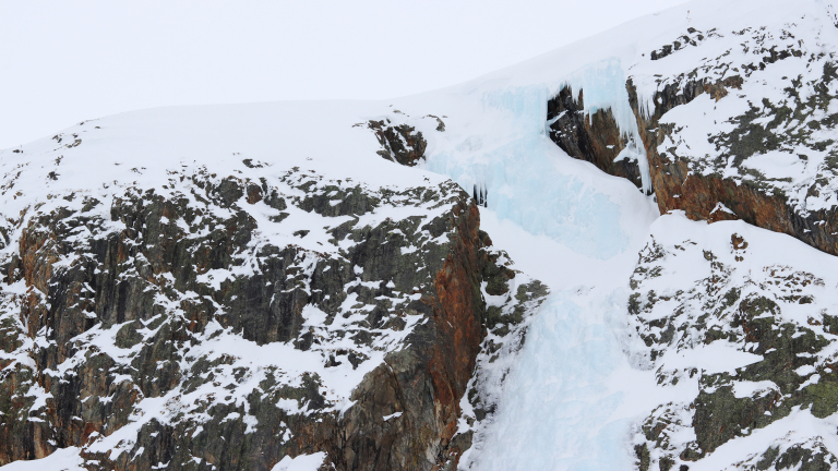 Sur le parcours, profiter de la vue sur la cascade glace "La Symphonie d'Oz"