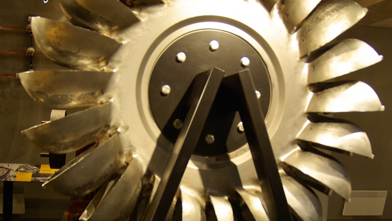 Un parcours riche d'objets de collection : roue de turbine Pelton de la centrale du Verney