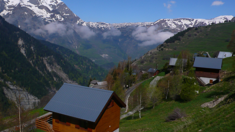 Le chalet au 1er plan - vue sur le massif du Taillefer