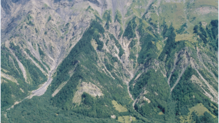 Vue du Col d'Ornon entre route te montagne