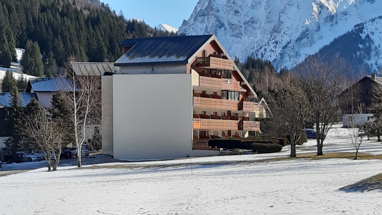 Vue extrieure de l'immeuble, soleil et neige