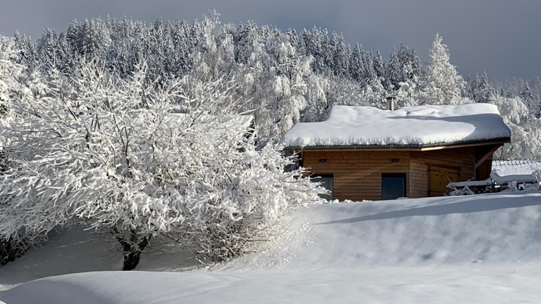 Vue extrieure du chalet sous une paisse couche de neige fraiche