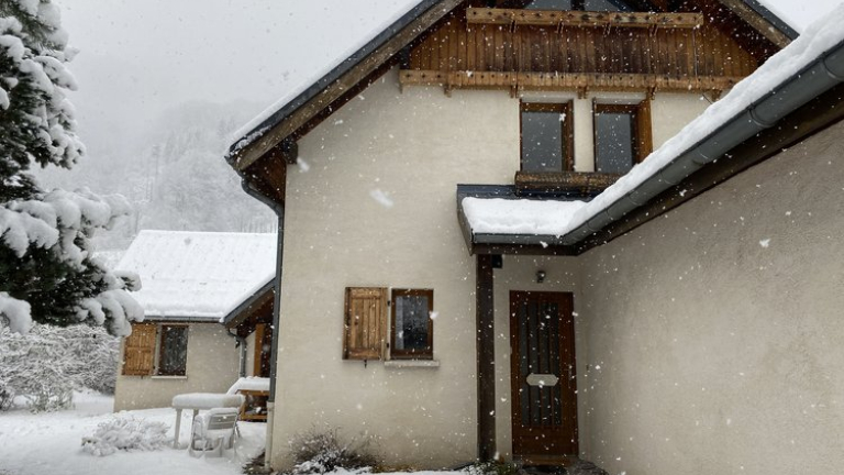 maison sous la neige
