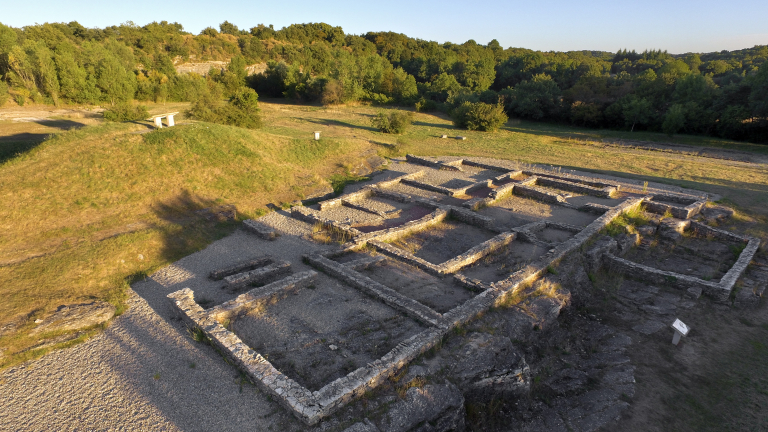 Site archologique de Larina  Hires-sur-Amby, commune des Balcons du Dauphin
