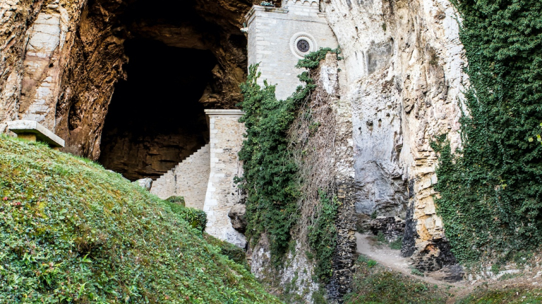 Les Grottes de la Balme  La-Balme-les-Grottes, commune des Balcons du Dauphin