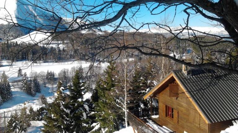 Vue extrieure du chalet en hiver, soleil et neige