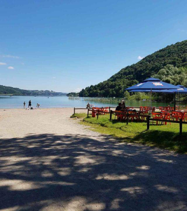 La plage de Charavines et le restaurant