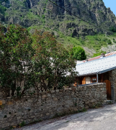 Maison de village typique en pierres et son jardin clos