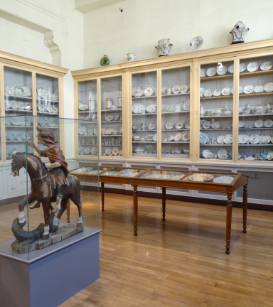 Salle des porcelaines au muse des Beaux-Arts et d'archologie