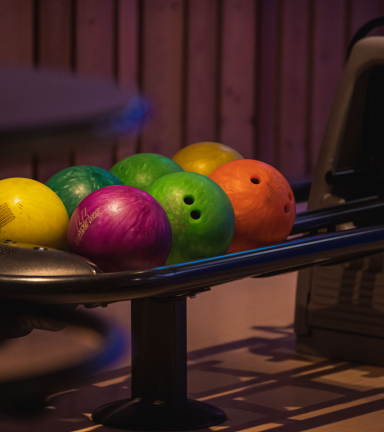 Ensemble de boule de bowling sur le rack