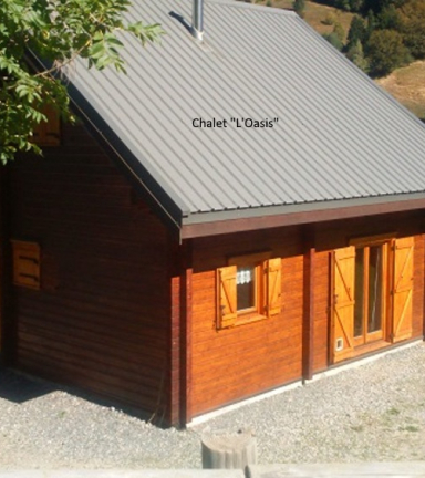 Vue extrieure du chalet en t, soleil, ciel bleu et herbe verte