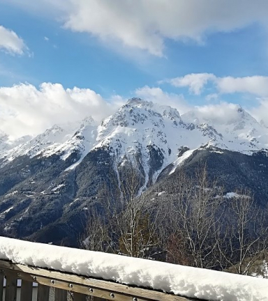 Vue sur le massif de Belledonne de la terrasse du Chalet Tetras