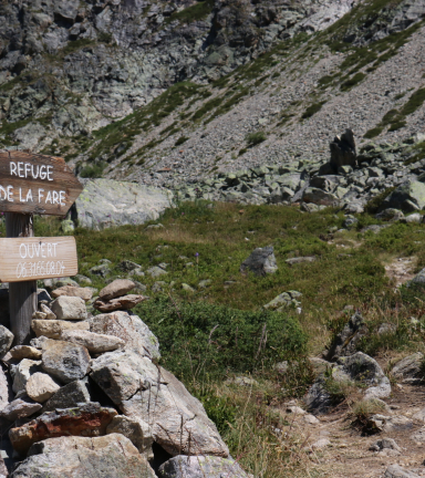 Indication du sentier du Refuge de La Fare depuis l'Alpette