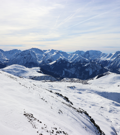 Vue sur l'Alpe d'Huez, paysage enneig du Dme des Rousses