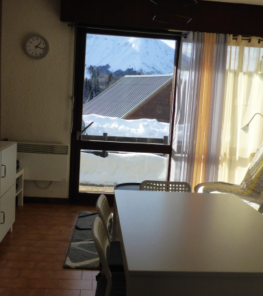 Salon cuisine, clic-clac, rangements, balcon avec vue montagne et neige
