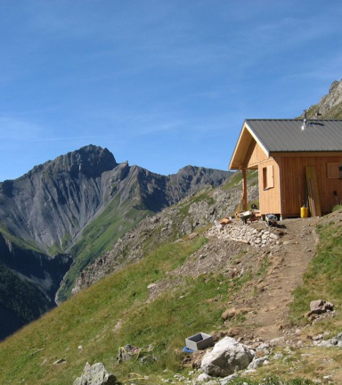 La cabane du Ramu, vallon du col de la Muzelle versant Valsenestre