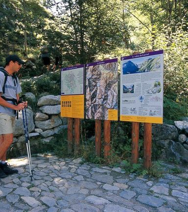 Panneaux d'entre dans le Parc national des Ecrins vers le lac du Lauvitel