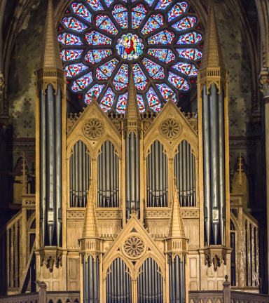 photo de l'orgue de l'eglise de st burno avec le vitrail en arriere plan