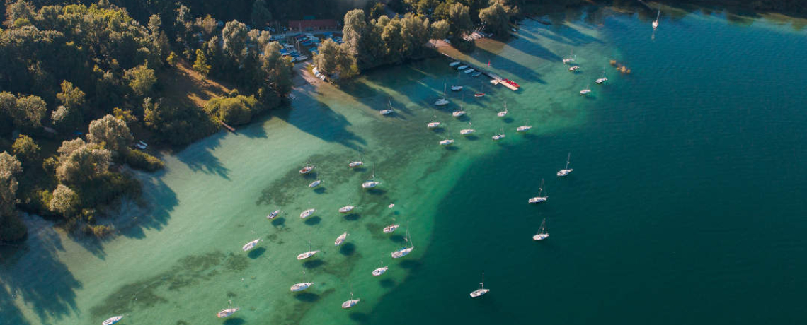 le lac de paladru dans le pays voironnais en isère pierre jayet