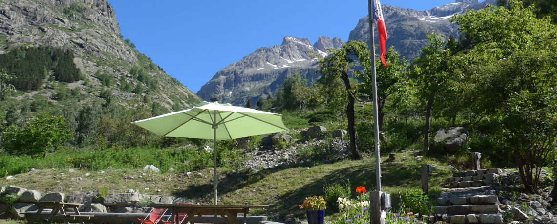 La terrasse du Chalet Alpin dela Brarde