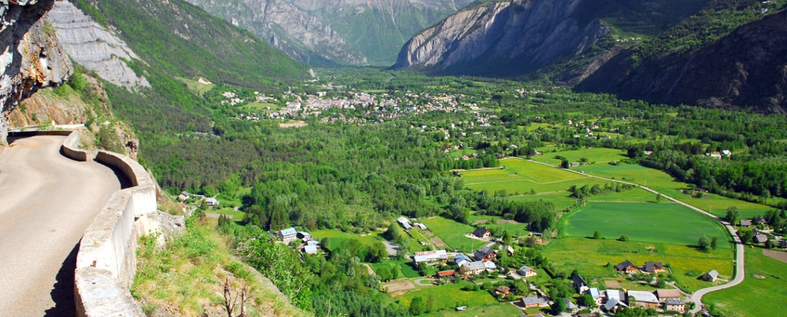 La route de Villard Notre Dame et sa vue imprennable sur la plaine de Bourg d'Oisans