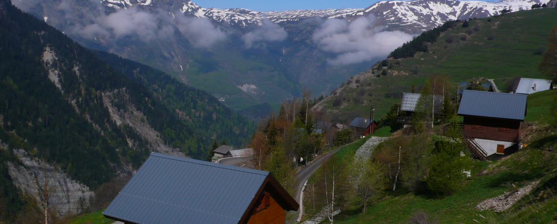 Le chalet au 1er plan - vue sur le massif du Taillefer