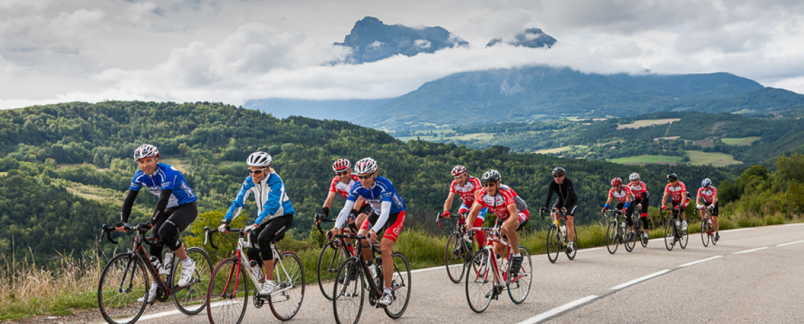 Groupe de cycliste en sur route de montagne