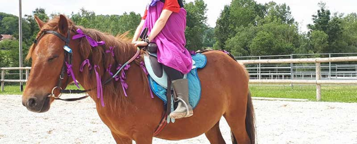 Une enfant installe sur un poney et parfaitement quipe s'apprte  faire un tour de piste avec lui