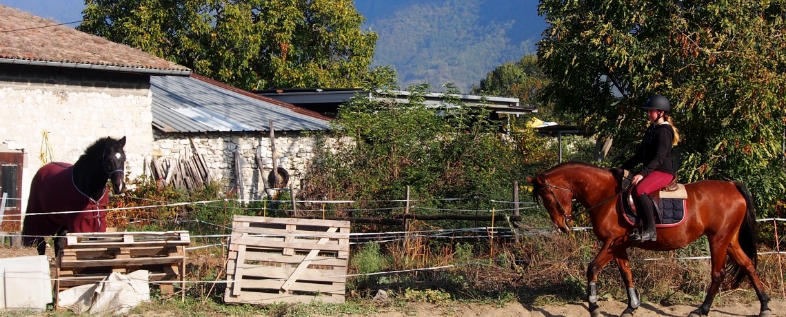 Leçons d&#039;équitation de pleine nature entre ados à la ferme équestre du Vercors