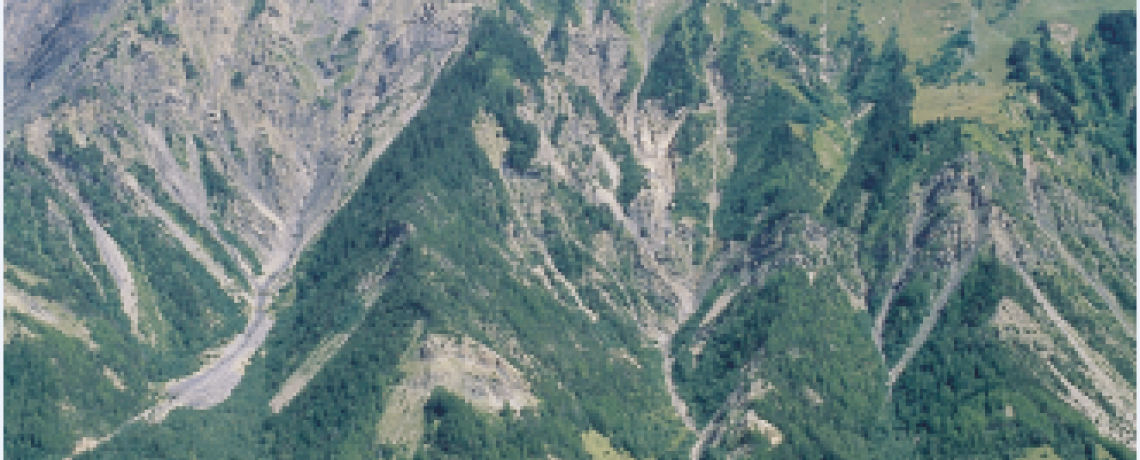 Vue du Col d'Ornon entre route te montagne