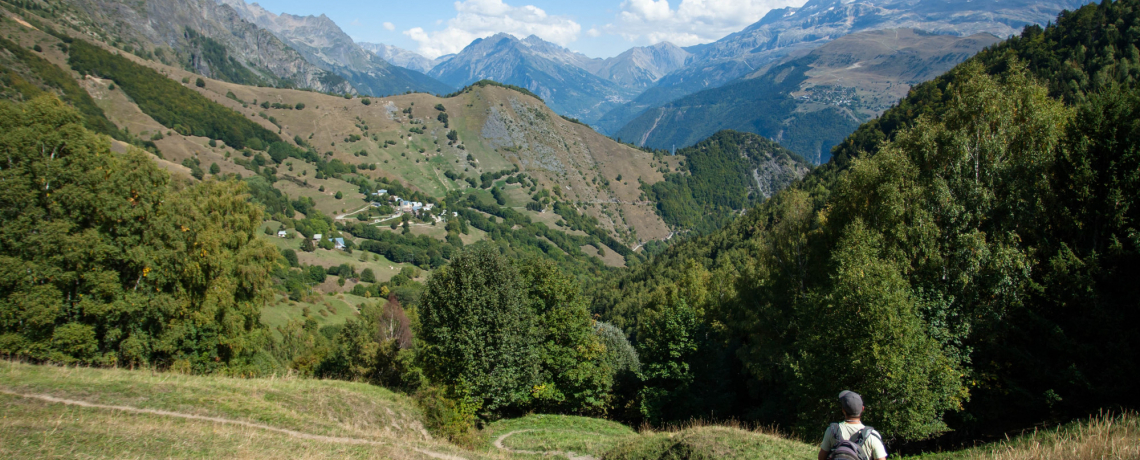 Village d'Oulles en montant au Pas de la Buffe