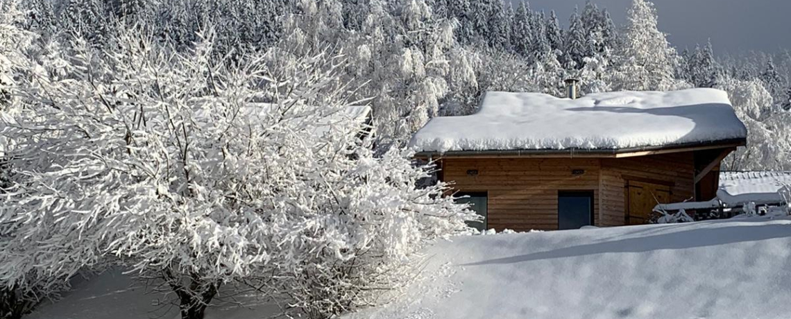 Vue extrieure du chalet sous une paisse couche de neige fraiche