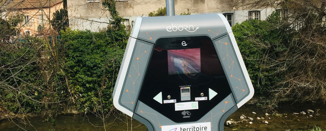 Borne de recharge électrique pour voitures et vélos