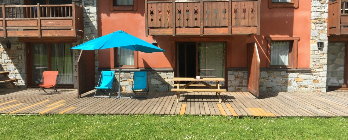 Grande terrasse expose plein sud Le Soremavan prapoutel Clevacances, location vacances isre