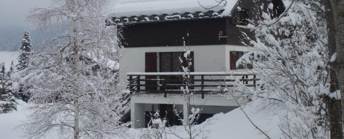 chalet sous la neige