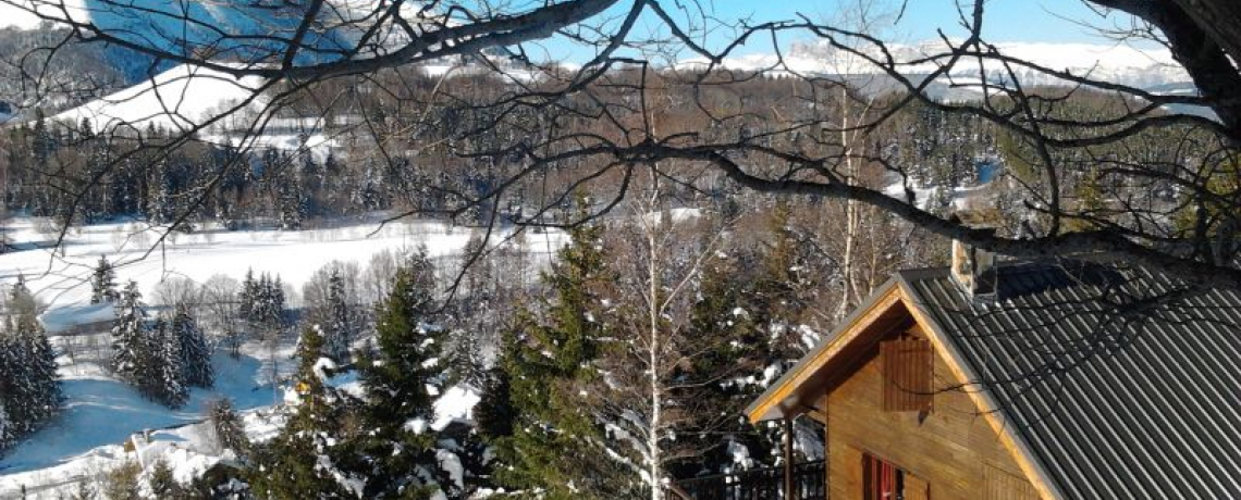 Vue extrieure du chalet en hiver, soleil et neige