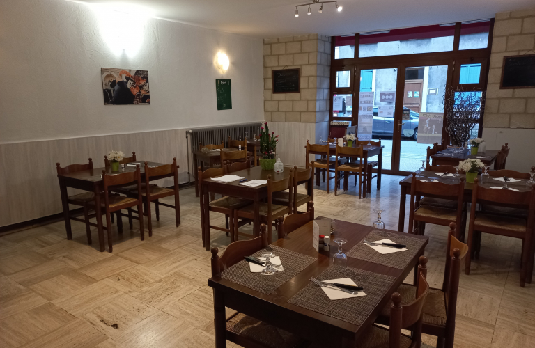 Salle du restaurant intrieure : tables de deux et quatre personnes.