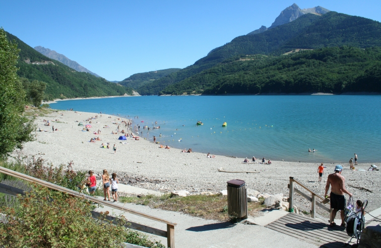 Base nautique vue depuis la descente de la plage