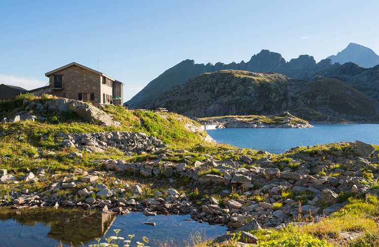 Refuge des 7 Laux face au lac