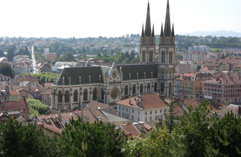 Eglise Saint-Bruno Voiron vue panoramique avec ville de voiron