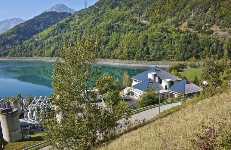 Au bord du lac d'Allemont,  ct de la centrale EDF de Grand'Maison