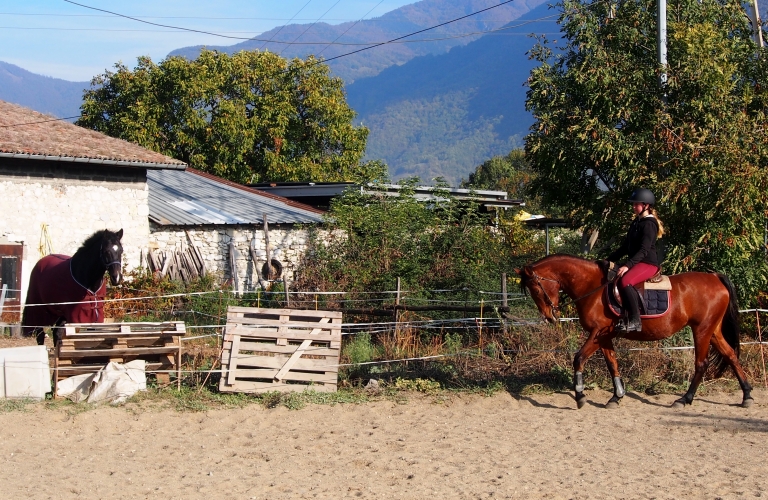 Leçons d&#039;équitation de pleine nature entre ados à la ferme équestre du Vercors