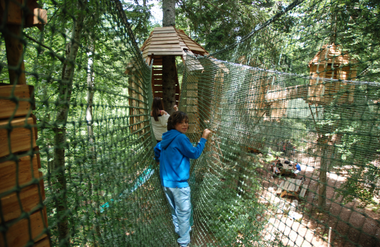 Cabanes perches au Parcours Aventure Trives