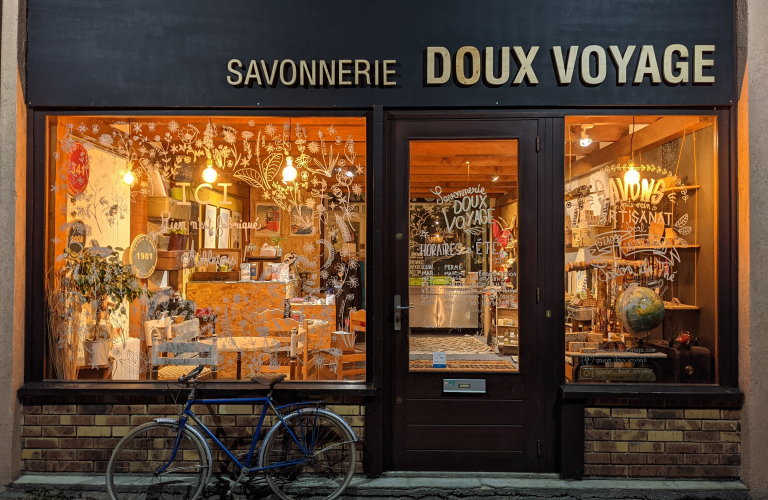 Photo vitrine Savonnerie Doux Voyage Chamrousse
